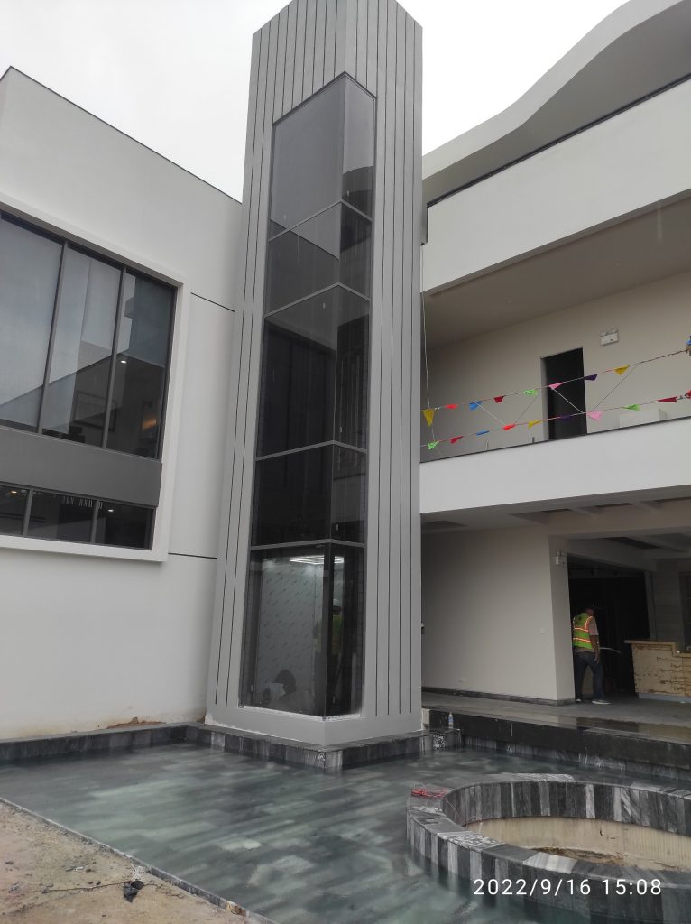 thang máy cửa kính