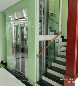 lắp đặt thang máy cửa kính