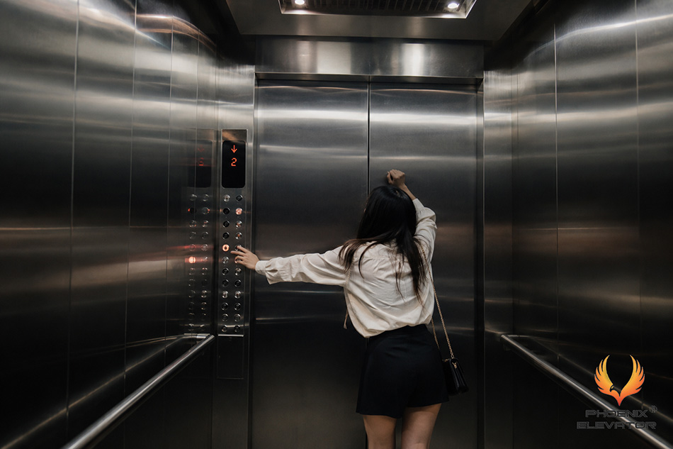 Cách xử lý khi bị mắc kẹt trong thang máy