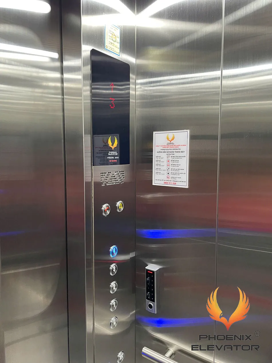 Bảng điều khiển trong cabin inox thang máy gia đình với nút gọi tầng, màn hình hiển thị tầng và đầu đọc thẻ