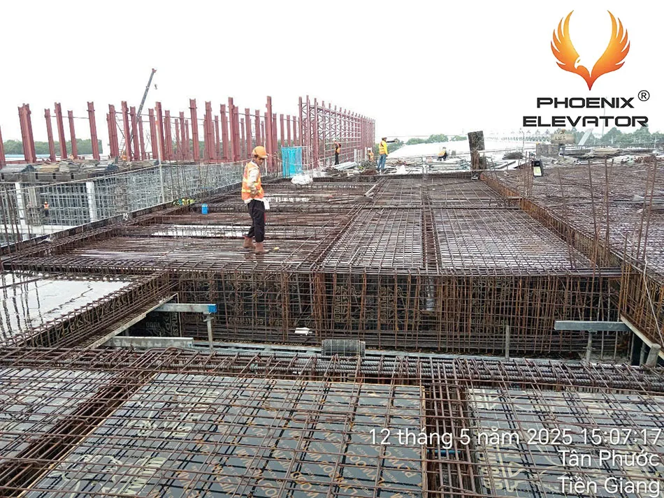 Thi công cốt thép phần đáy giếng thang tại công trình Tiền Giang, phần việc xây dựng mà phương án không hố pit rút gọn được