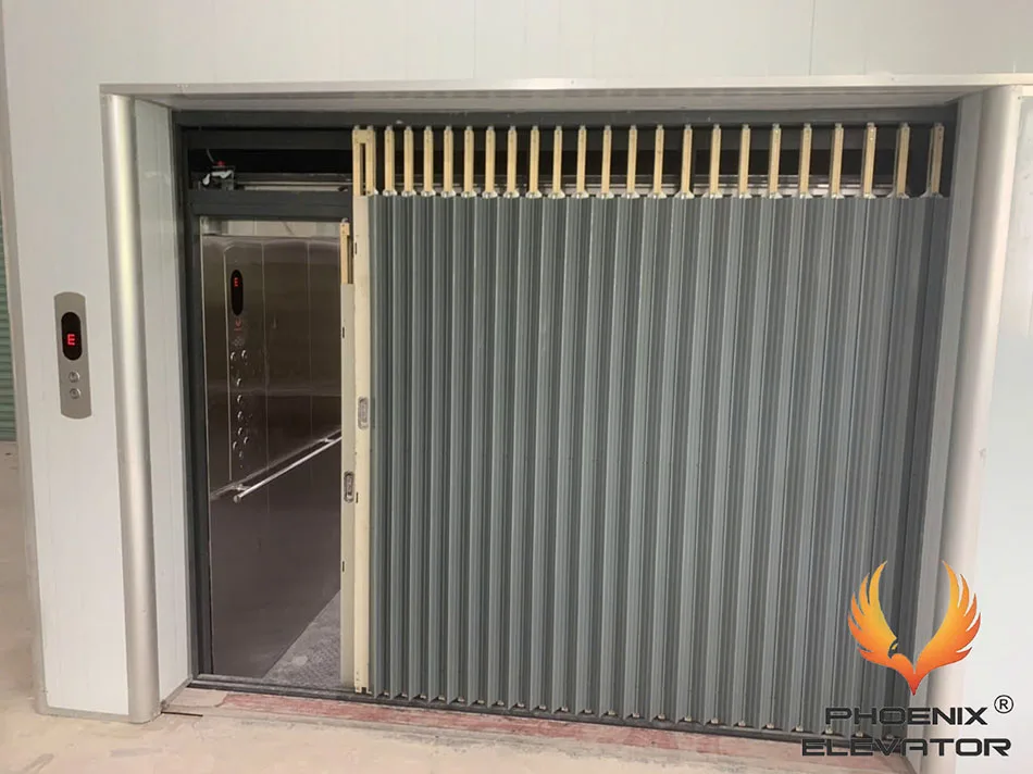Cửa xếp thép kéo tay của thang tải hàng mở lộ cabin inox