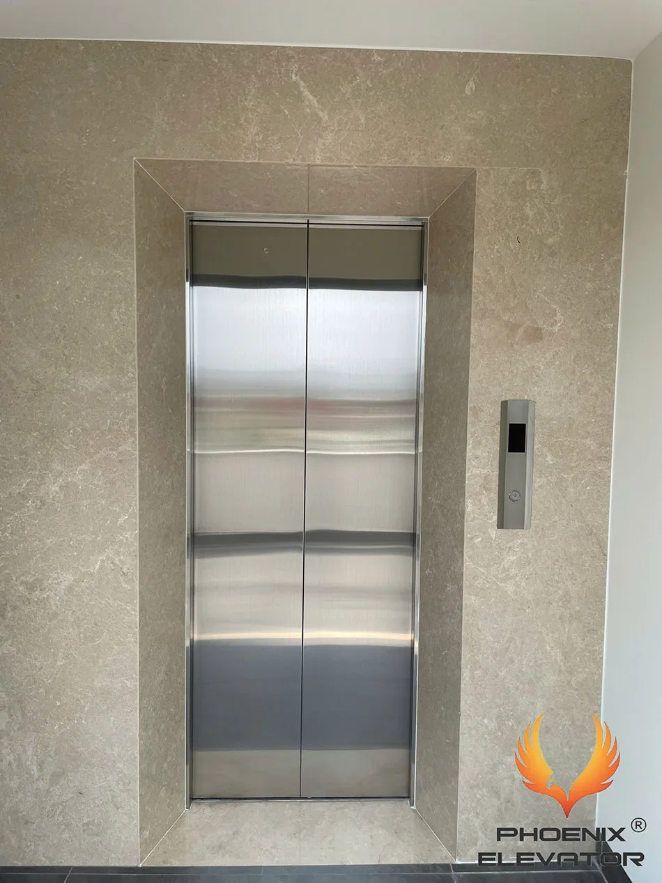 Cửa tầng inox 2 cánh mở giữa CO của thang máy gia đình không phòng máy Phụng Hoàng