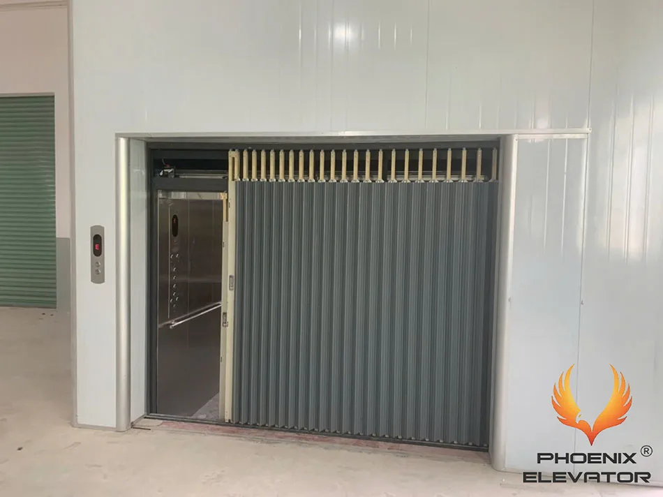 Cửa xếp thang máy tải hàng