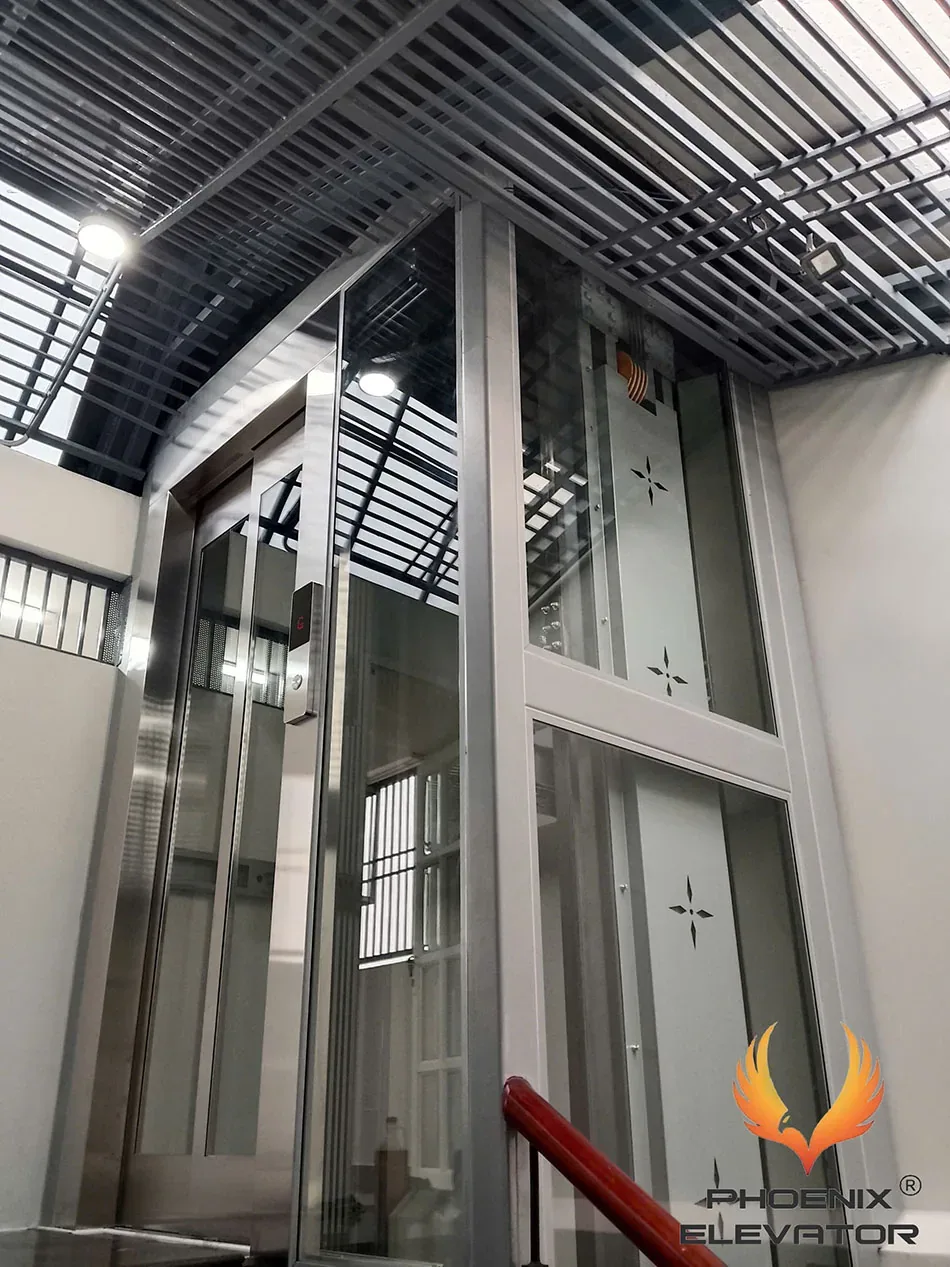 Giếng thang máy quan sát khung nhôm lộ ray dẫn hướng và bass liên kết khi khảo sát lắp đặt