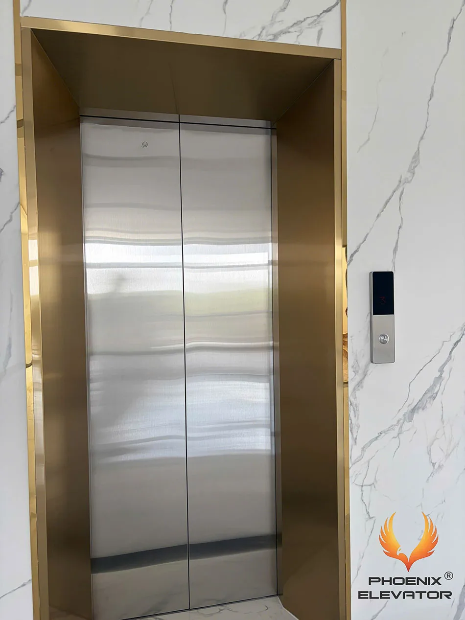 Chi tiết khe nối và đường vân đá marble trắng quanh cửa tầng thang máy, khung inox mạ vàng
