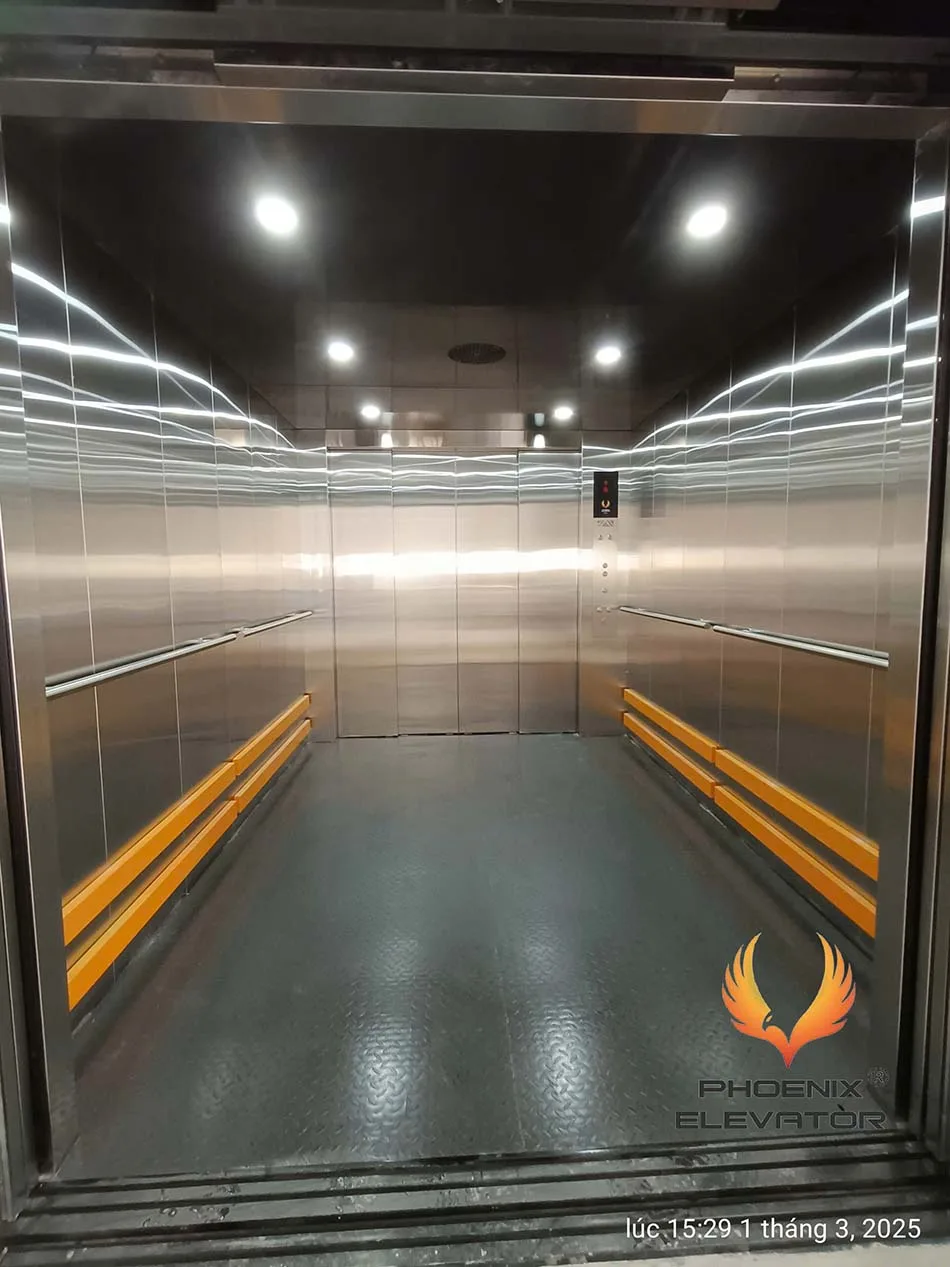 Sàn cabin tôn gân chống trượt trong thang tải hàng, vách inox sọc và thanh chống va đập