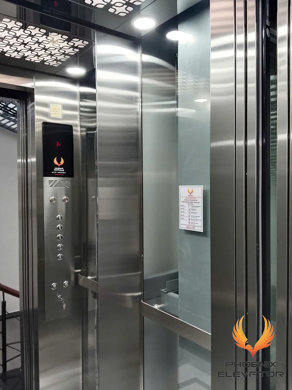 Bảng điều khiển dạng dọc và tay vịn ngang bên trong cabin thang máy QS07