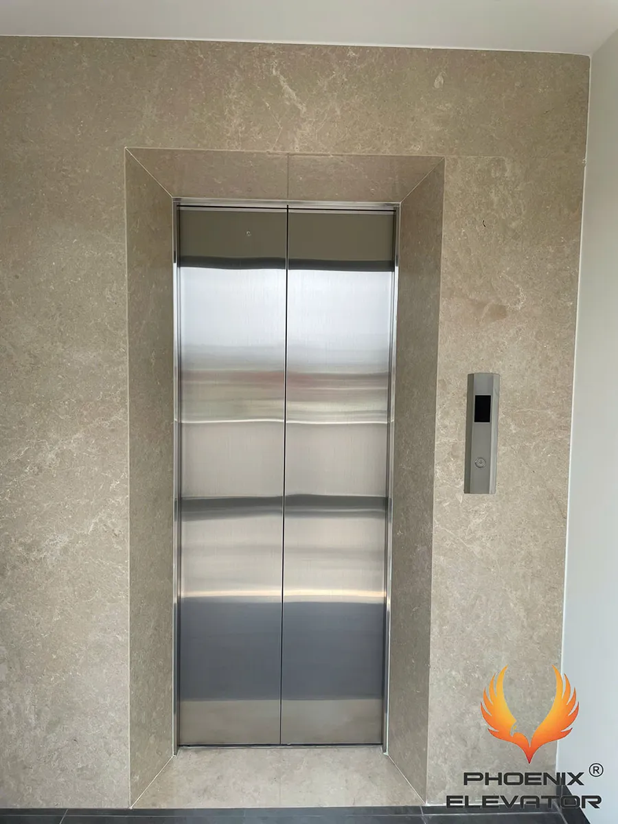 Thang máy cửa inox lắp âm tường gọn gàng cho nhà phố ưu tiên thực tế