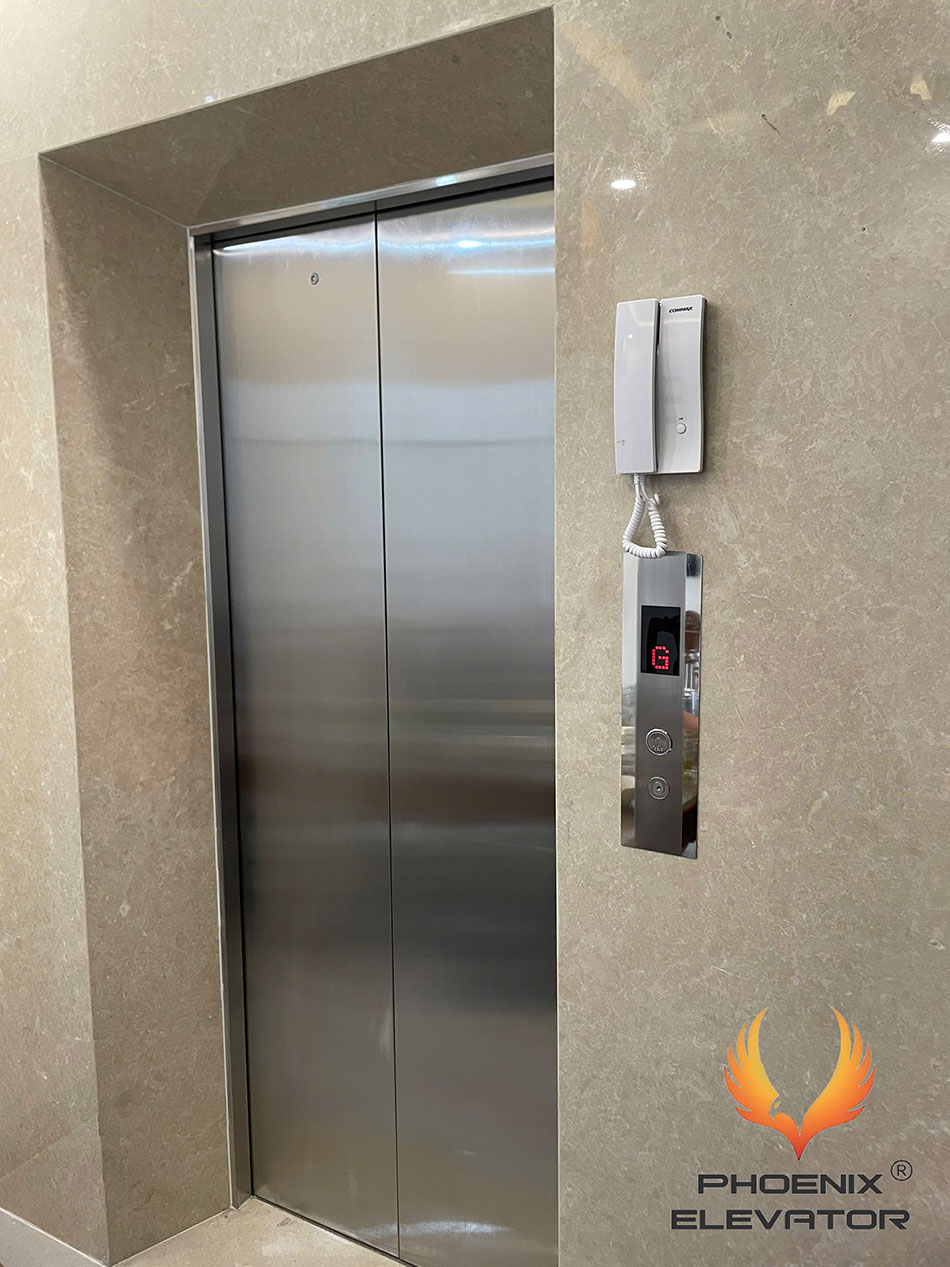 Bảng gọi tầng và intercom cạnh cửa thang máy gia đình GD03-2026