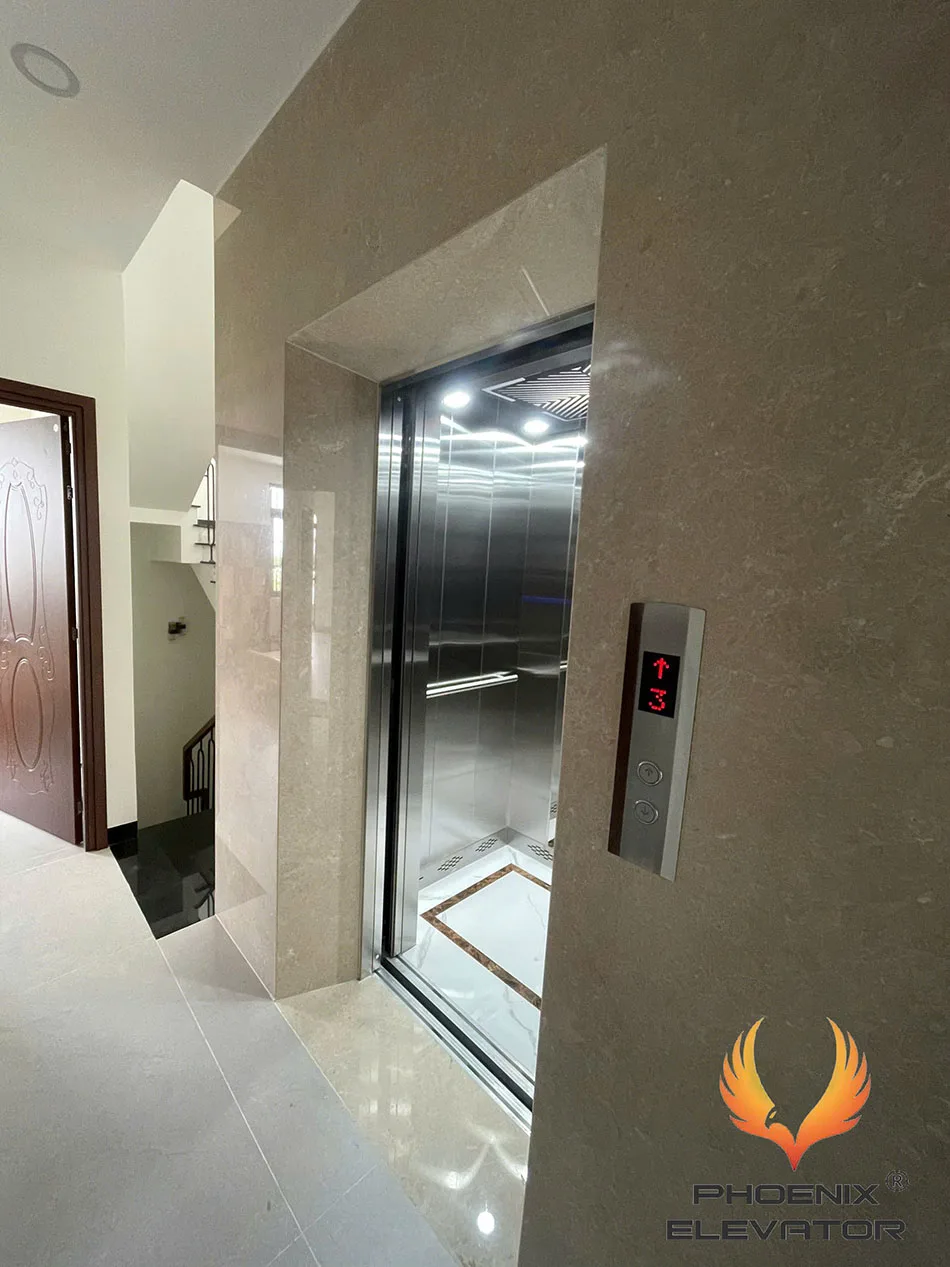 Thang máy gia đình không phòng máy lắp cạnh cầu thang trong nhà phố