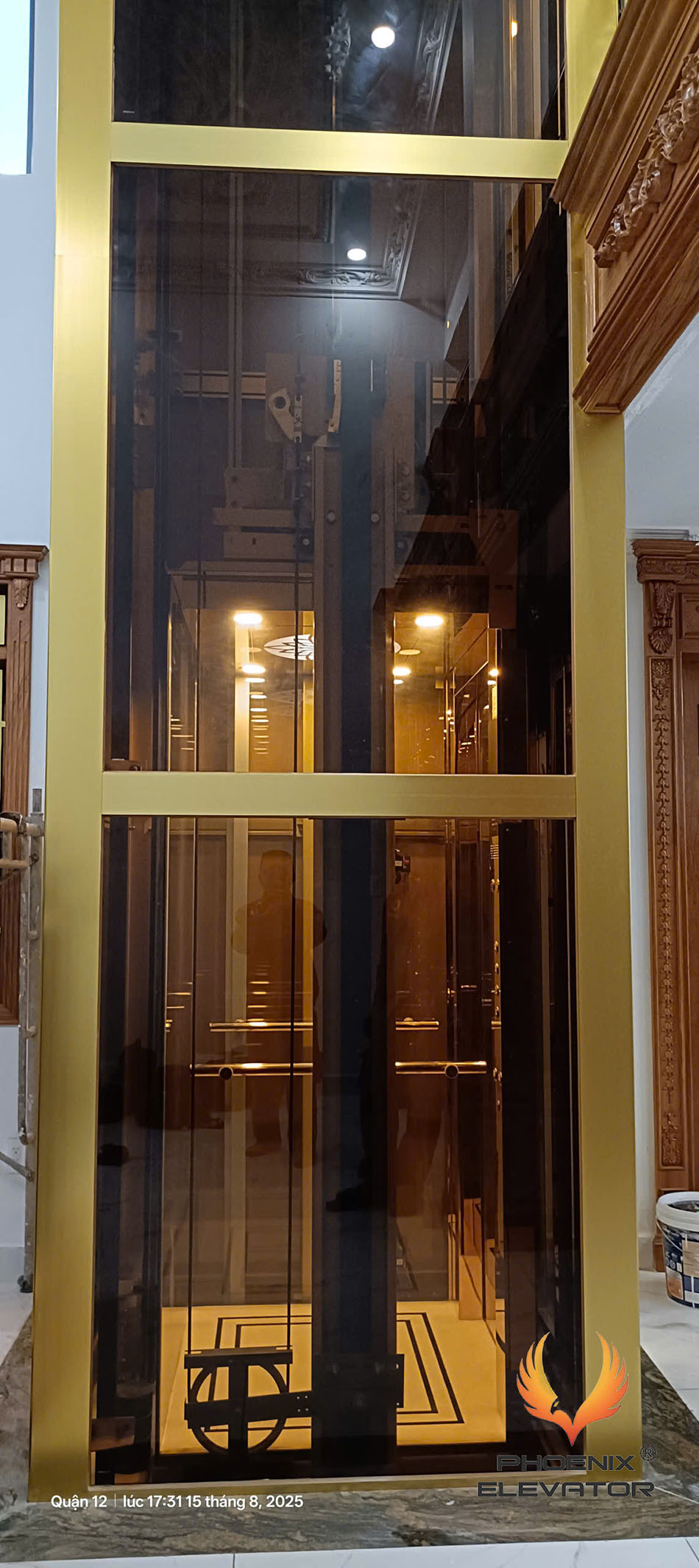 Khu vực cửa tầng khung nhôm 03 ốp đá trang trí