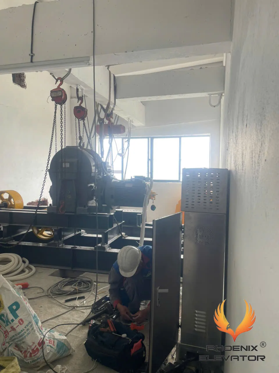 Máy kéo và puly thang máy trong phòng máy, nguồn tiếng kêu to khi vận hành