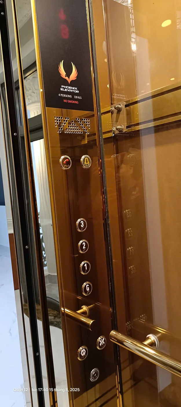 Cận cảnh pas kẹp kính bắt vít inox và bảng điều khiển cabin thang máy tải 320kg 4 người của Phụng Hoàng