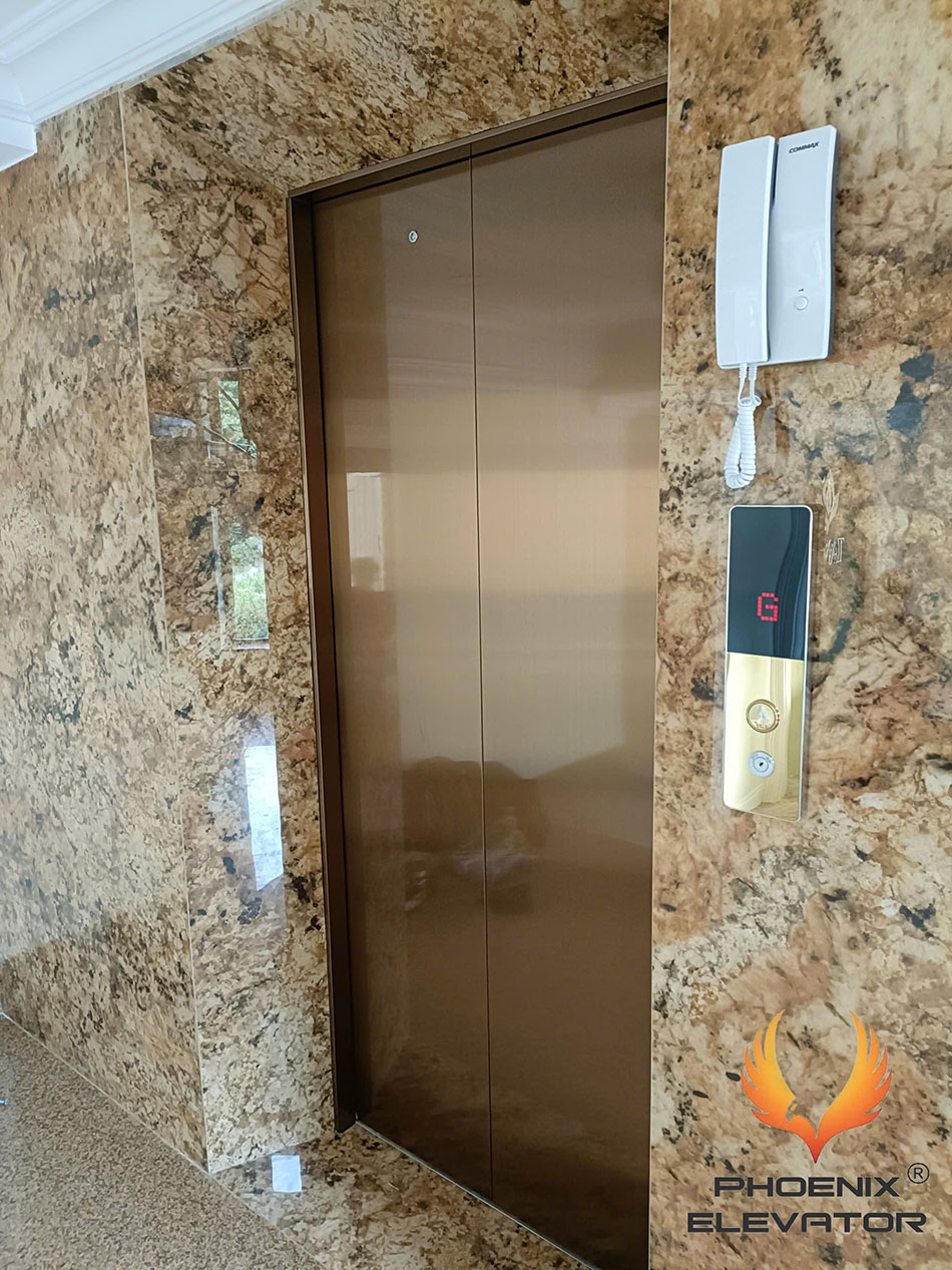 Bảng gọi tầng và intercom cạnh cửa thang máy tải khách TK06-2026