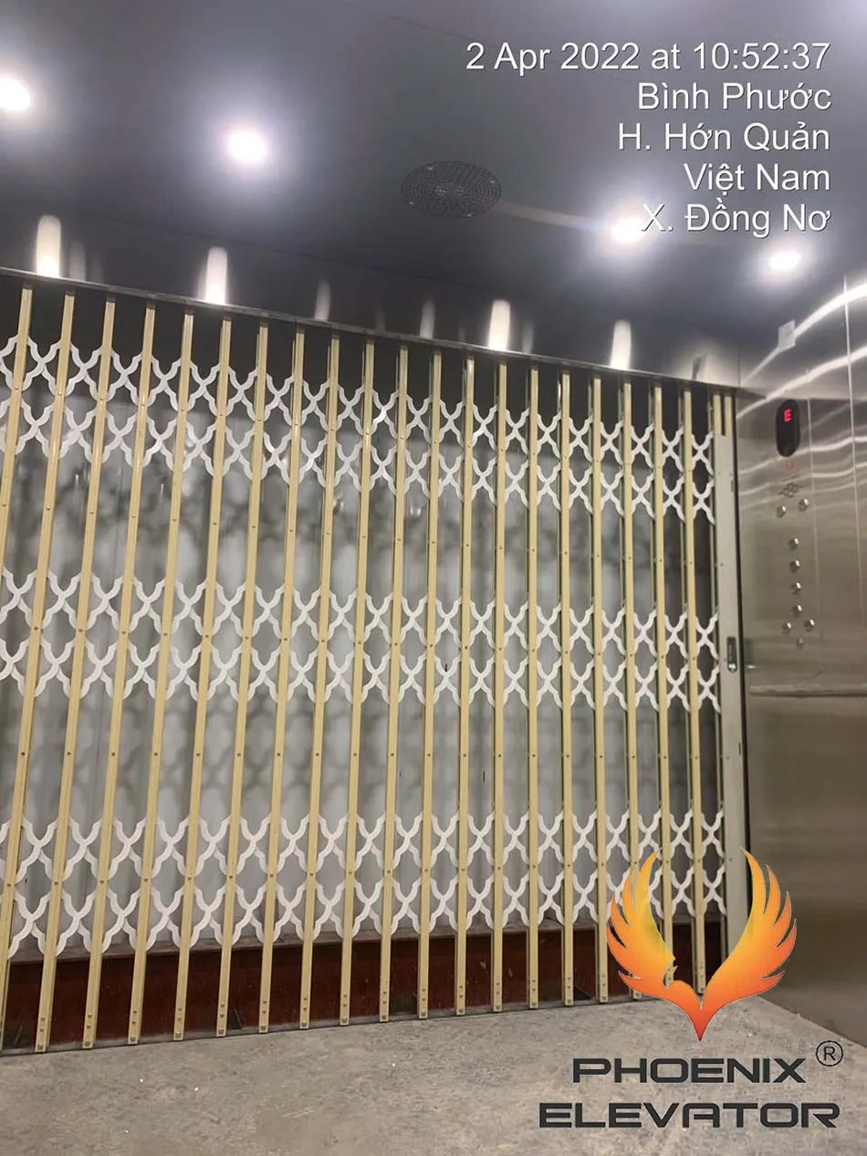 Thang tải hàng dùng cửa sắt kéo mở tay tại công trình Bình Phước