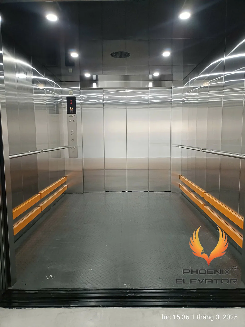 hai tầng thanh chống va màu cam trên vách bên cabin thang tải hàng