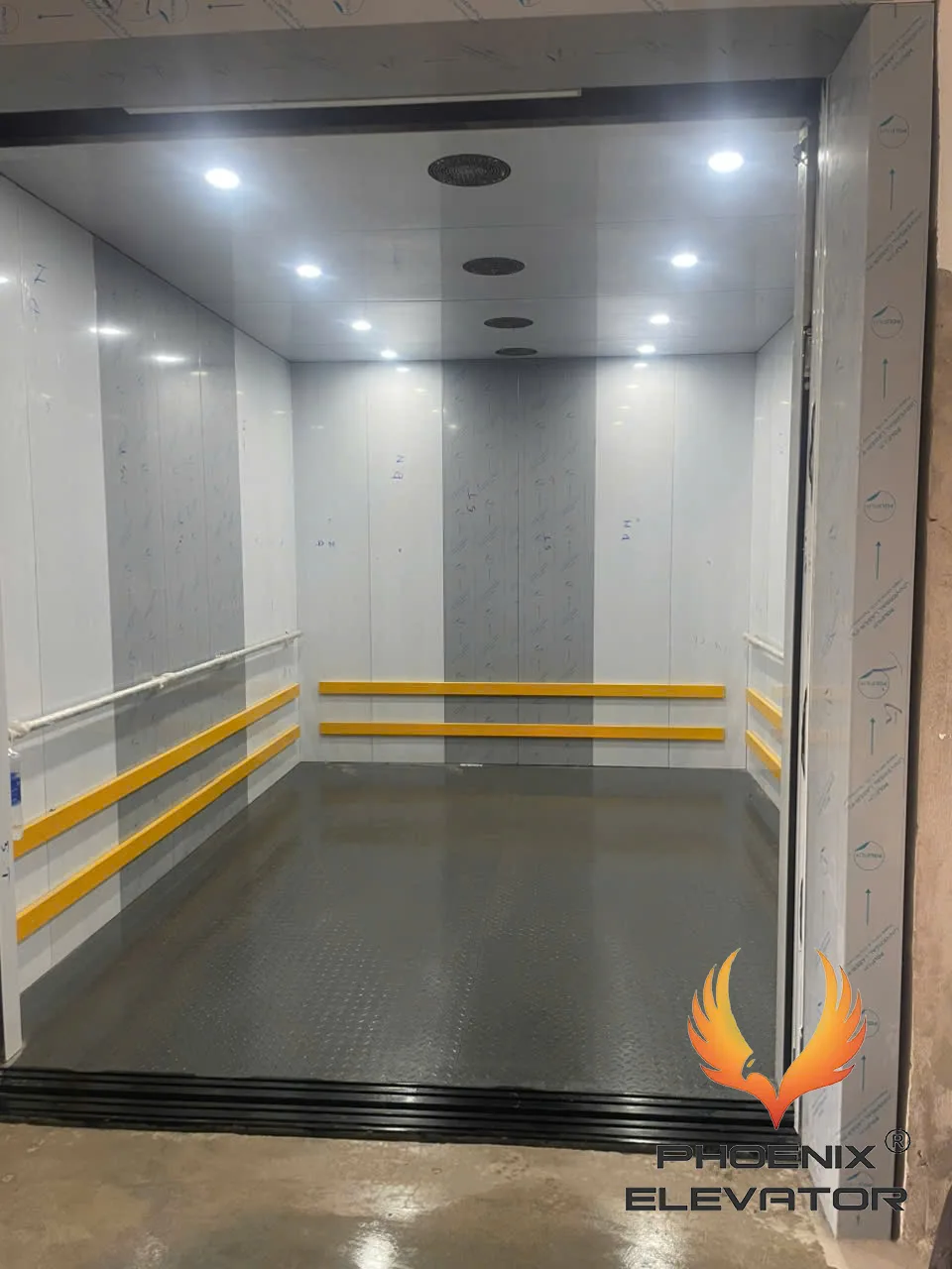 thanh chống va cabin thang tải hàng bố trí trên cả ba vách cabin
