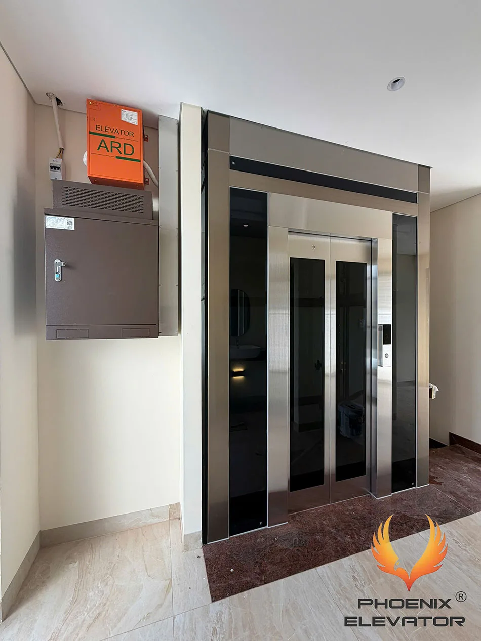 Thi công thang khung nhôm với tủ điều khiển đòi hỏi độ chính xác khi lắp đặt