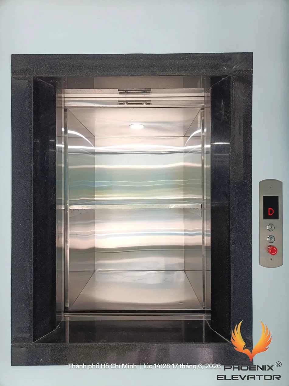 Ô cửa tầng thang tải thực phẩm ốp đá đen và bảng gọi tầng inox đặt ngoài cabin