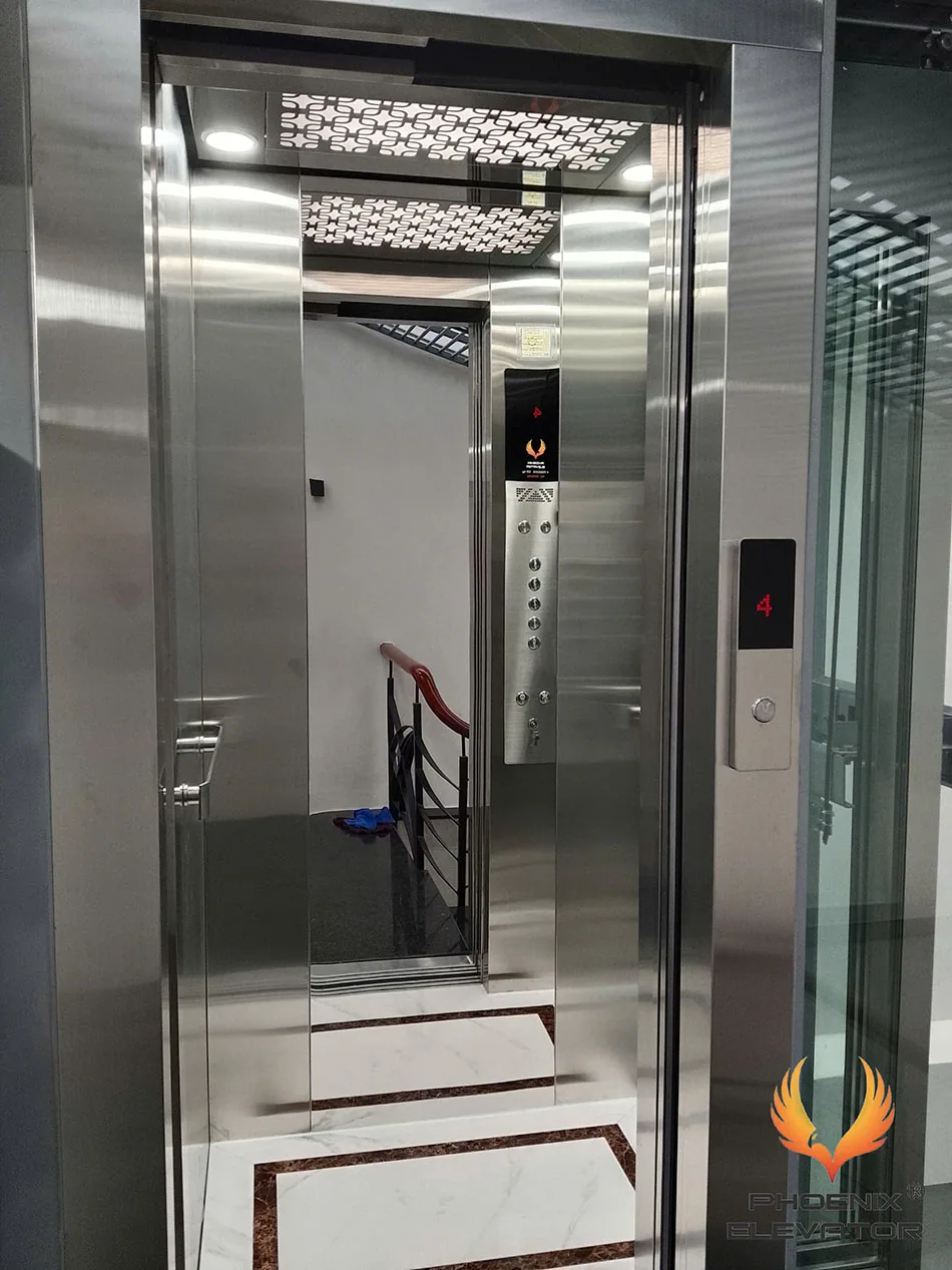 Trần cabin QS07 với hai mảng đèn họa tiết hình học kết hợp các đèn tròn