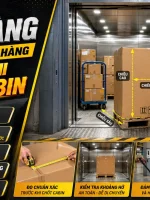 Kỹ thuật viên đo chiều rộng và chiều cao kiện hàng trên pallet trước khi chốt kích thước cabin thang tải hàng