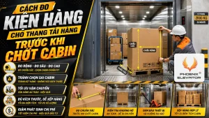 Kỹ thuật viên đo chiều rộng và chiều cao kiện hàng trên pallet trước khi chốt kích thước cabin thang tải hàng