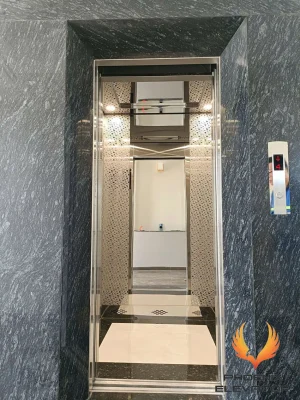 Cửa tầng thang máy tải khách TK07 mở nhìn vào cabin, bảng gọi tầng hiển thị cabin đang ở tầng 4