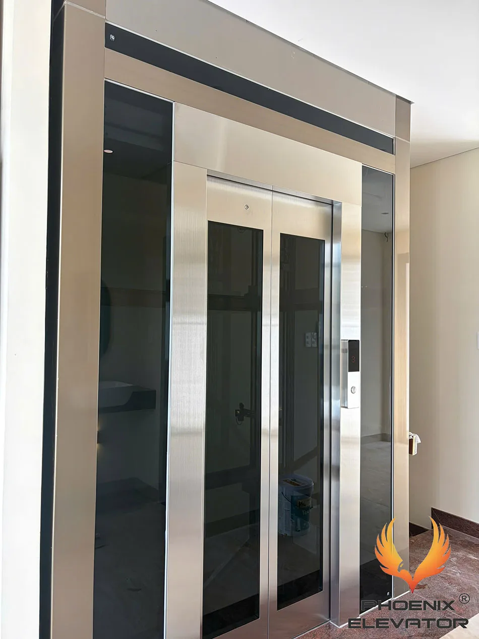 Ô chờ cửa tầng hoàn thiện với cửa CO hai cánh inox