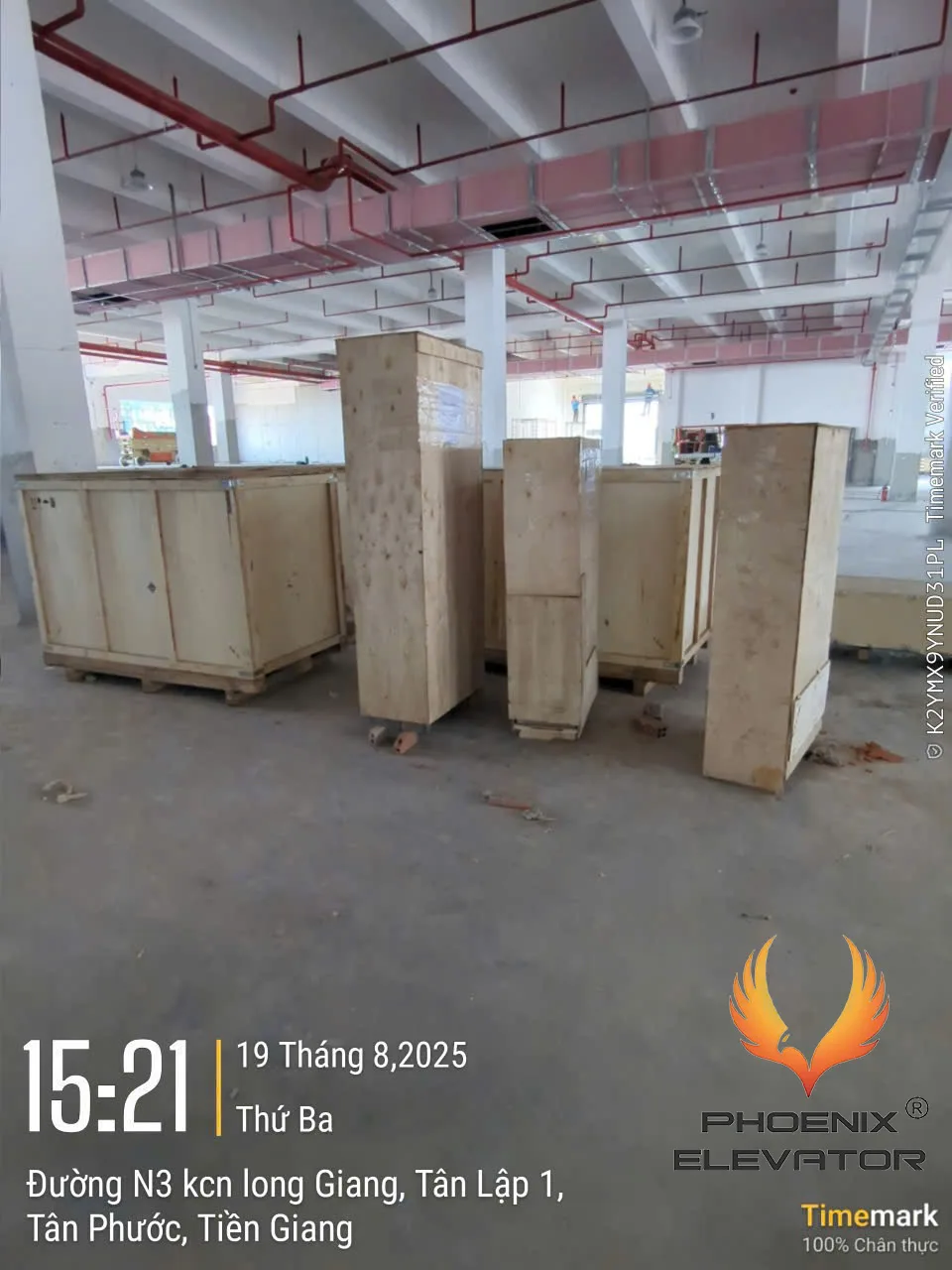 Thùng gỗ vật tư thang máy tập kết theo đợt trên sàn công trình đã đổ bê tông