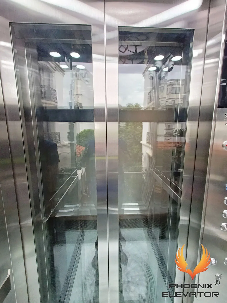 Cửa cabin hai cánh mở trung tâm với ô kính lớn của thang máy quan sát Phụng Hoàng mẫu QS10-2026